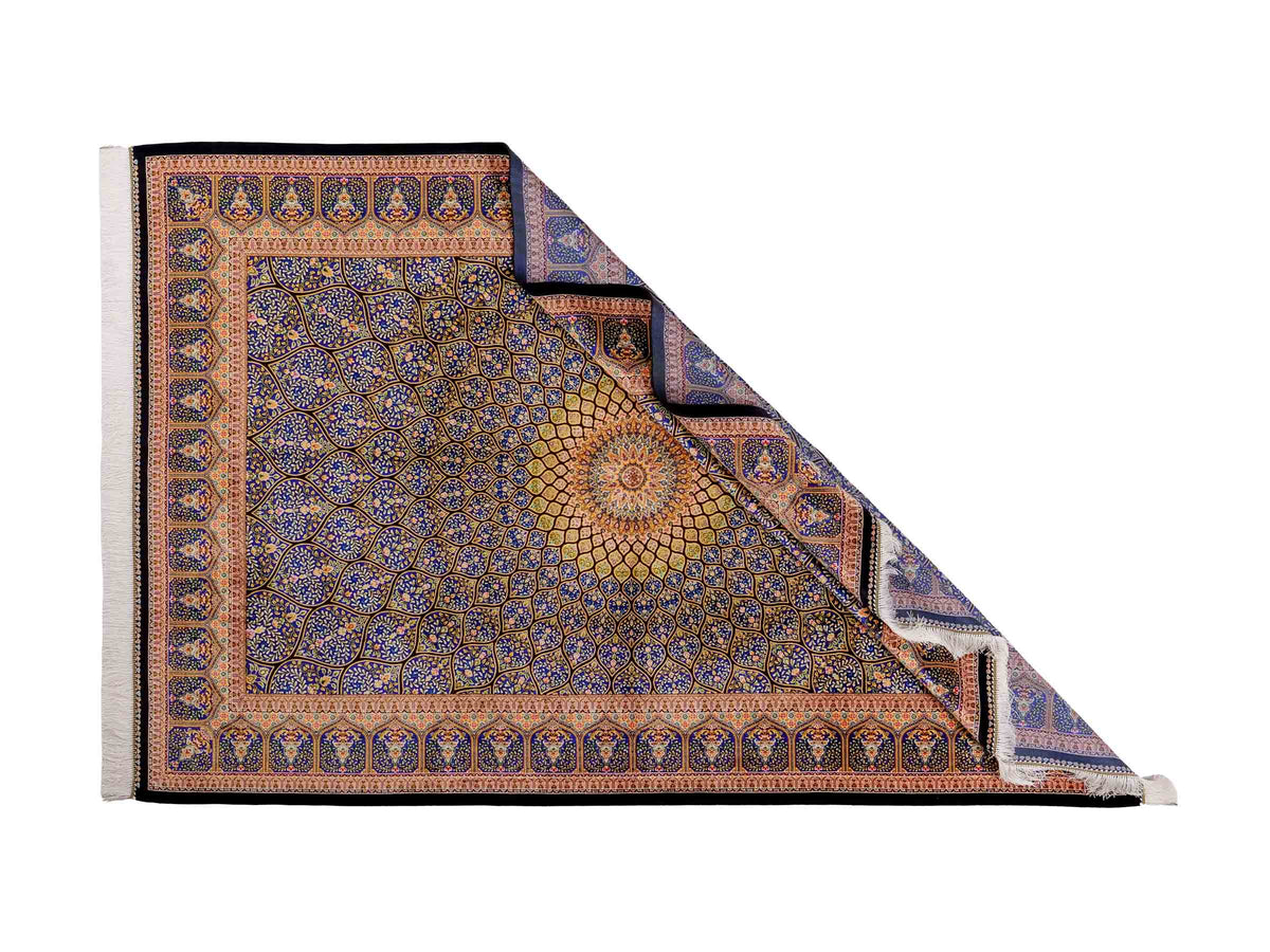Ghom Maschinenteppich "Manuchehr" 225 x 150 cm, mit Medaillon, aus pflanzlicher Seide (Viskose), Schwarz/Blau/Gold. Teppichnummer: V56BD338H. Persian Luxury Collection by Khademi. Made in Iran / Persia – Vertrieb durch JUPITER Intl.