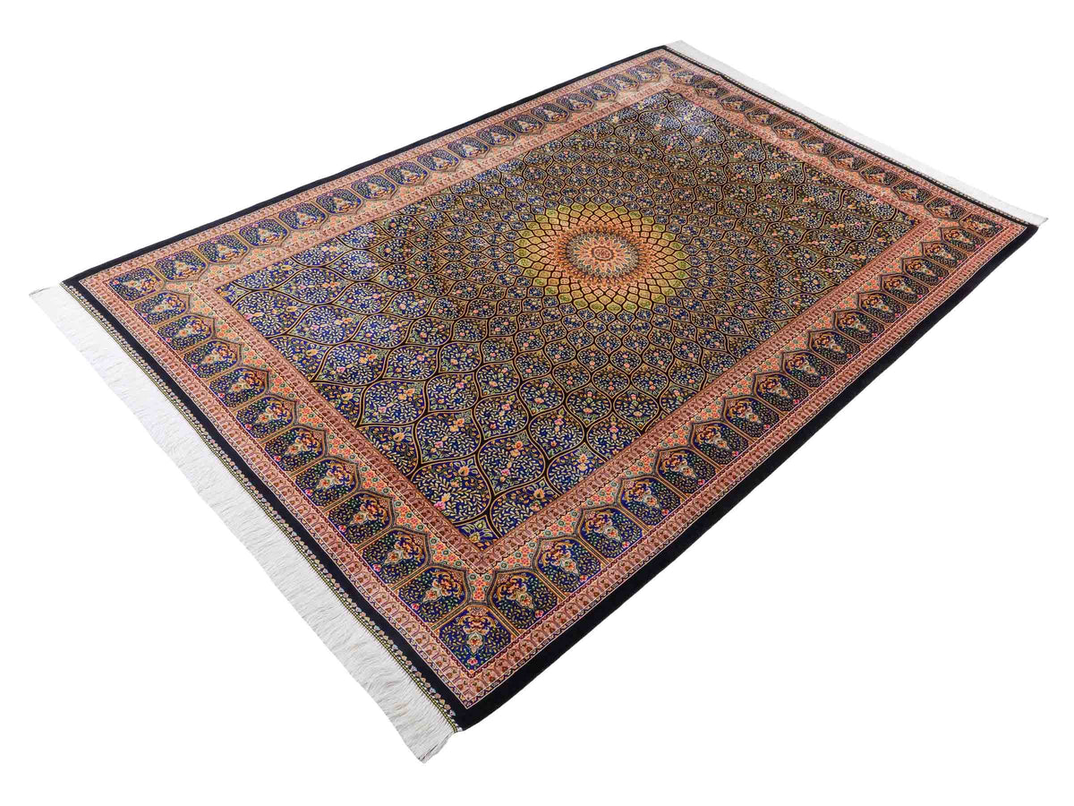 Ghom Maschinenteppich "Manuchehr" 225 x 150 cm, mit Medaillon, aus pflanzlicher Seide (Viskose), Schwarz/Blau/Gold. Teppichnummer: V56BD338H. Persian Luxury Collection by Khademi. Made in Iran / Persia – Vertrieb durch JUPITER Intl.