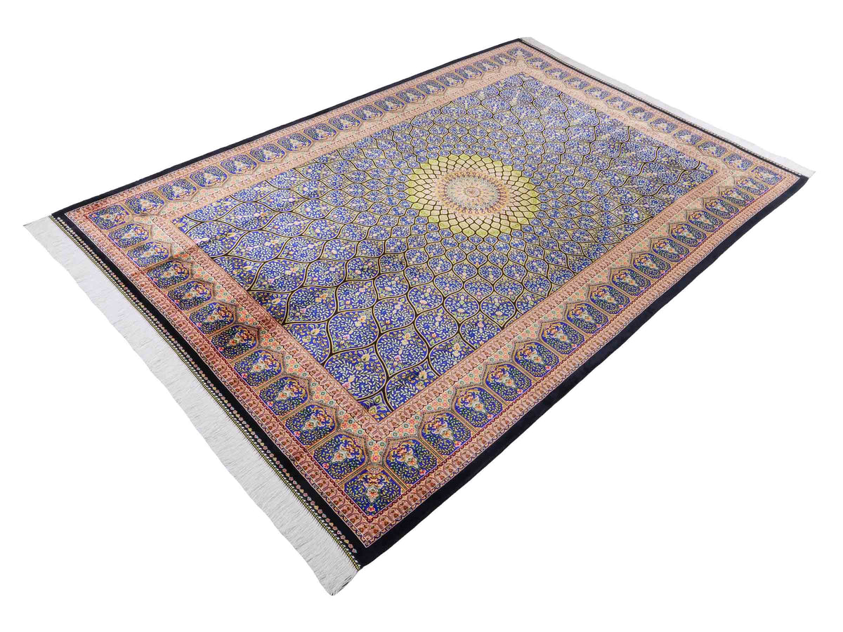 Ghom Maschinenteppich "Manuchehr" 225 x 150 cm, mit Medaillon, aus pflanzlicher Seide (Viskose), Schwarz/Blau/Gold. Teppichnummer: V56BD338H. Persian Luxury Collection by Khademi. Made in Iran / Persia – Vertrieb durch JUPITER Intl.