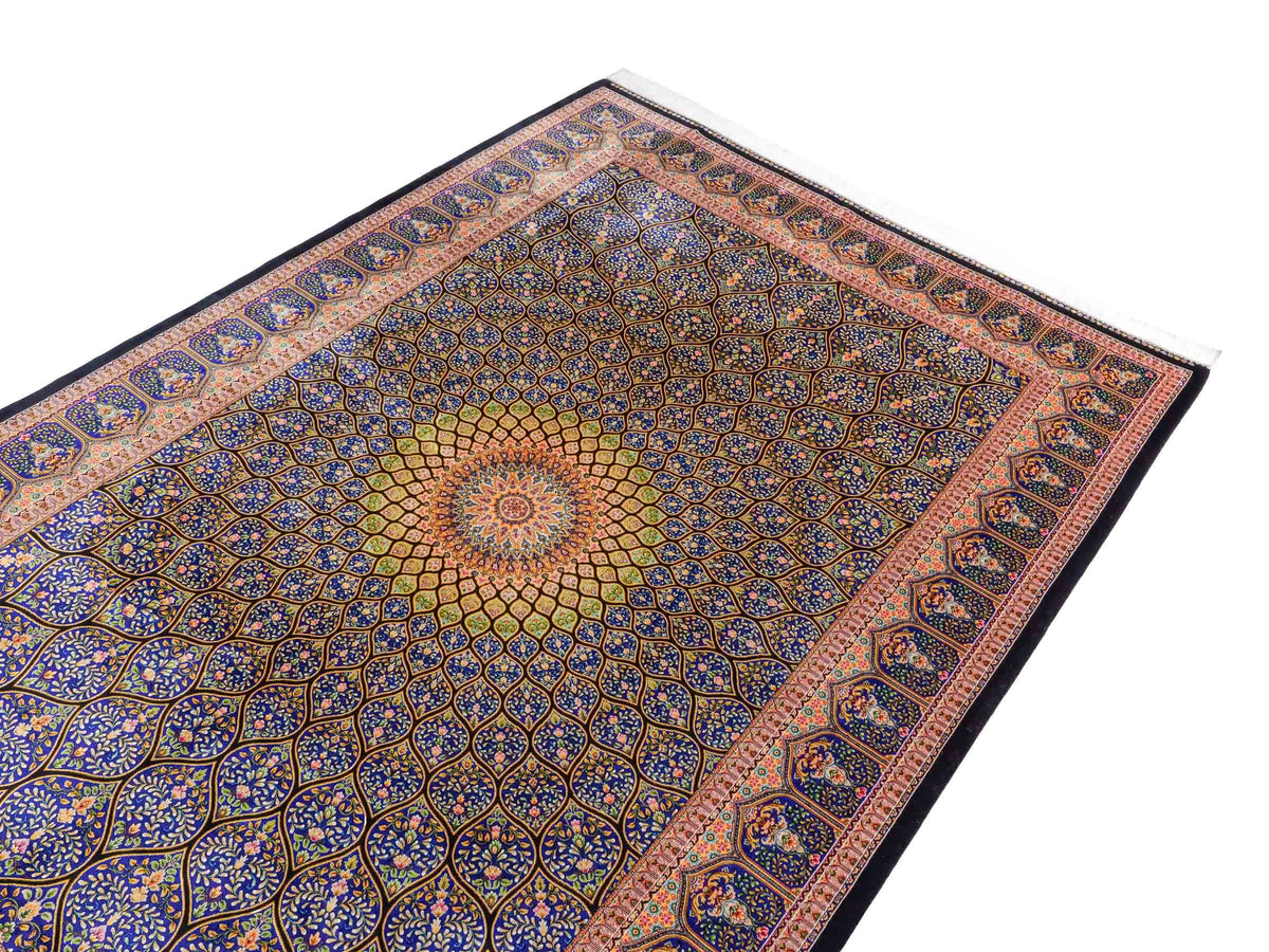 Ghom Maschinenteppich "Manuchehr" 225 x 150 cm, mit Medaillon, aus pflanzlicher Seide (Viskose), Schwarz/Blau/Gold. Teppichnummer: V56BD338H. Persian Luxury Collection by Khademi. Made in Iran / Persia – Vertrieb durch JUPITER Intl.