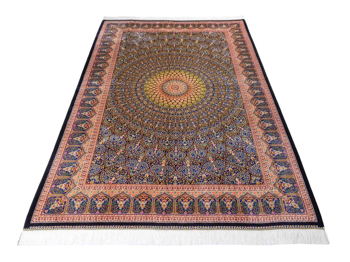 Ghom Maschinenteppich "Manuchehr" 225 x 150 cm, mit Medaillon, aus pflanzlicher Seide (Viskose), Schwarz/Blau/Gold. Teppichnummer: V56BD338H. Persian Luxury Collection by Khademi. Made in Iran / Persia – Vertrieb durch JUPITER Intl.