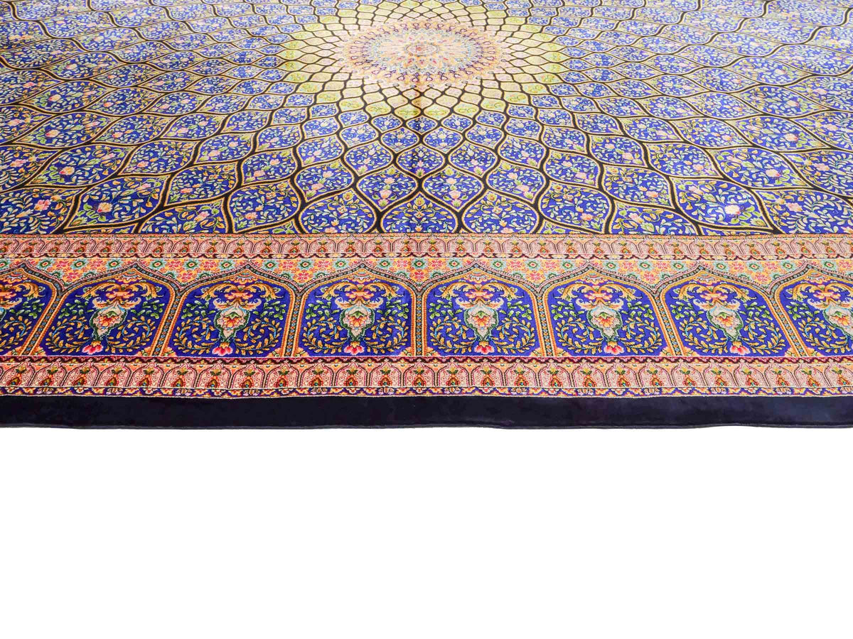 Ghom Maschinenteppich "Manuchehr" 225 x 150 cm, mit Medaillon, aus pflanzlicher Seide (Viskose), Schwarz/Blau/Gold. Teppichnummer: V56BD338H. Persian Luxury Collection by Khademi. Made in Iran / Persia – Vertrieb durch JUPITER Intl.