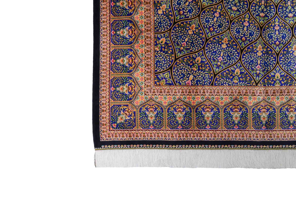 Ghom Maschinenteppich "Manuchehr" 225 x 150 cm, mit Medaillon, aus pflanzlicher Seide (Viskose), Schwarz/Blau/Gold. Teppichnummer: V56BD338H. Persian Luxury Collection by Khademi. Made in Iran / Persia – Vertrieb durch JUPITER Intl.