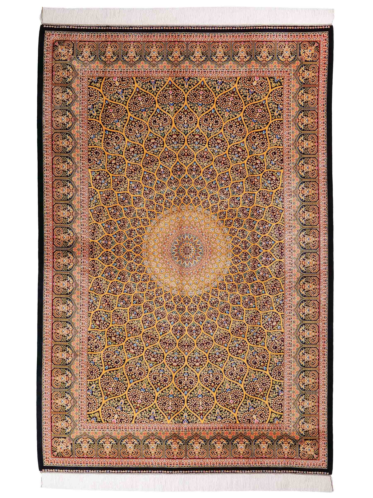 Ghom Maschinenteppich "Manuchehr" 225 x 150 cm, mit Medaillon, aus pflanzlicher Seide (Viskose), Schwarz/Gold. Teppichnummer: V56BG338H. Persian Luxury Collection by Khademi. Made in Iran / Persia – Vertrieb durch JUPITER Intl.