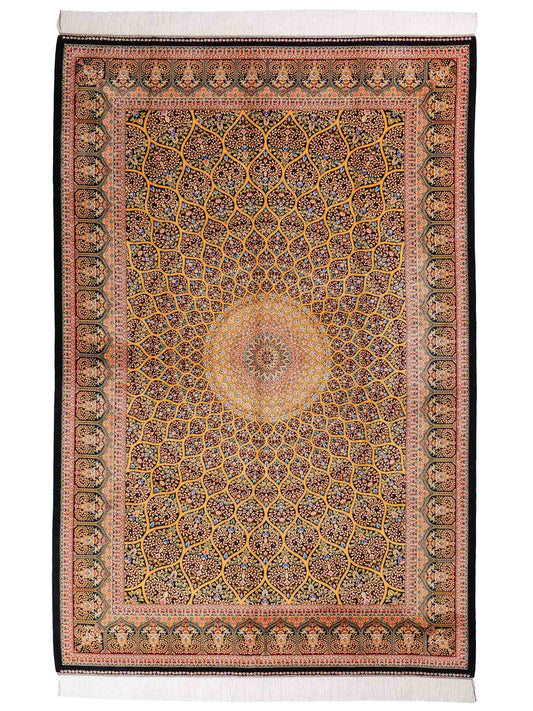 Ghom Maschinenteppich "Manuchehr" 225 x 150 cm, mit Medaillon, aus pflanzlicher Seide (Viskose), Schwarz/Gold. Teppichnummer: V56BG338H. Persian Luxury Collection by Khademi. Made in Iran / Persia – Vertrieb durch JUPITER Intl.