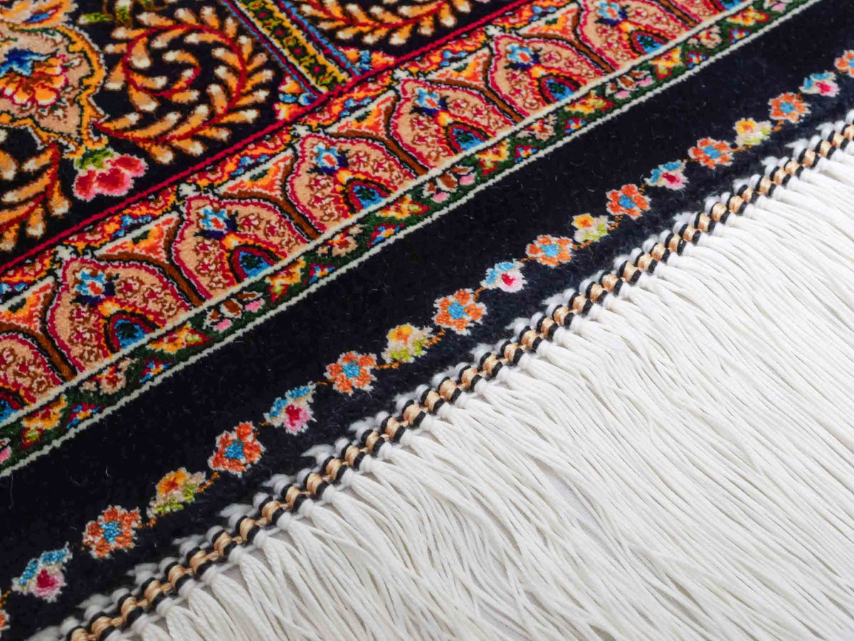 Ghom Maschinenteppich "Manuchehr" 225 x 150 cm, mit Medaillon, aus pflanzlicher Seide (Viskose), Schwarz/Gold. Teppichnummer: V56BG338H. Persian Luxury Collection by Khademi. Made in Iran / Persia – Vertrieb durch JUPITER Intl.
