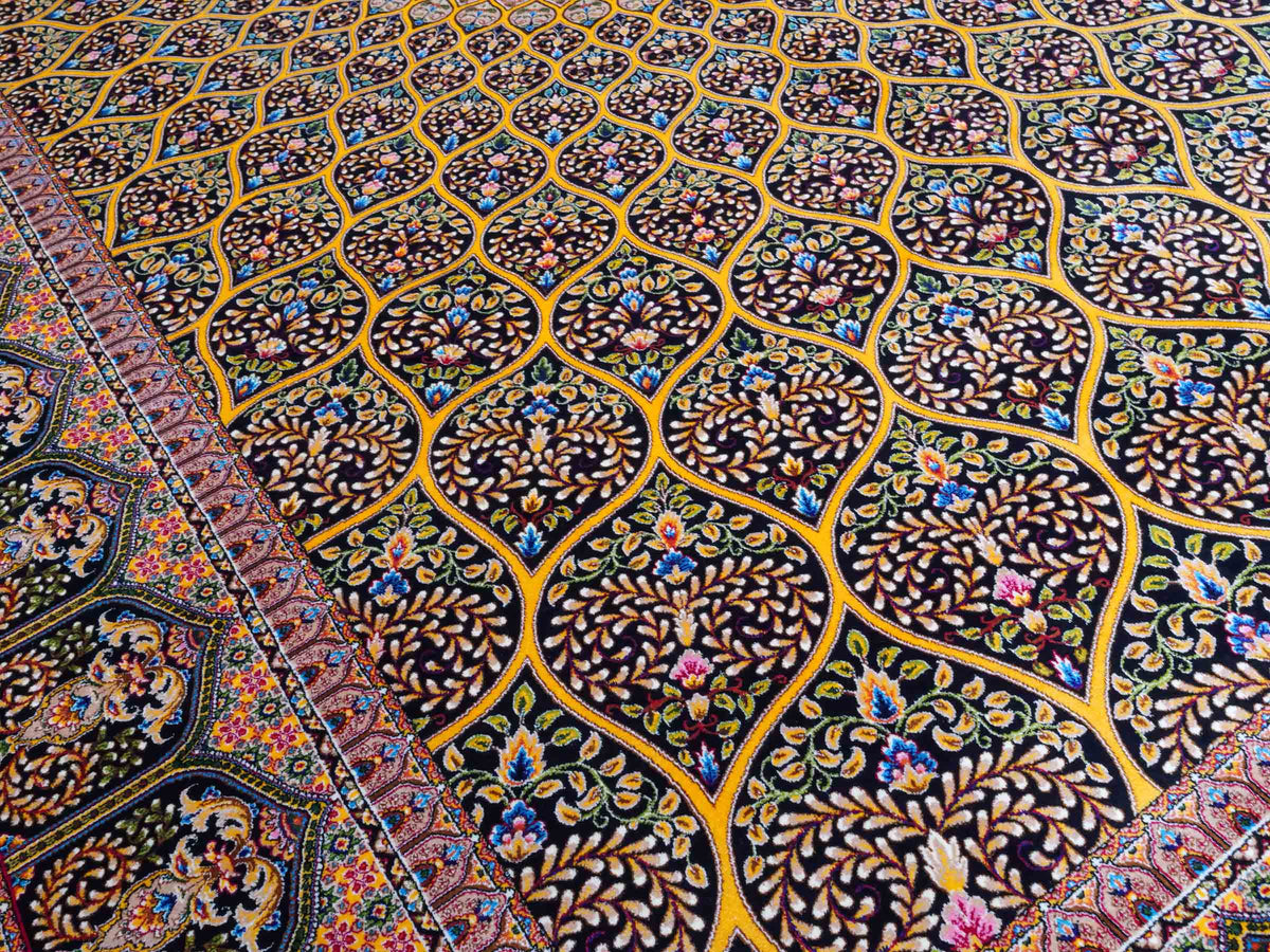 Ghom Maschinenteppich "Manuchehr" 225 x 150 cm, mit Medaillon, aus pflanzlicher Seide (Viskose), Schwarz/Gold. Teppichnummer: V56BG338H. Persian Luxury Collection by Khademi. Made in Iran / Persia – Vertrieb durch JUPITER Intl.