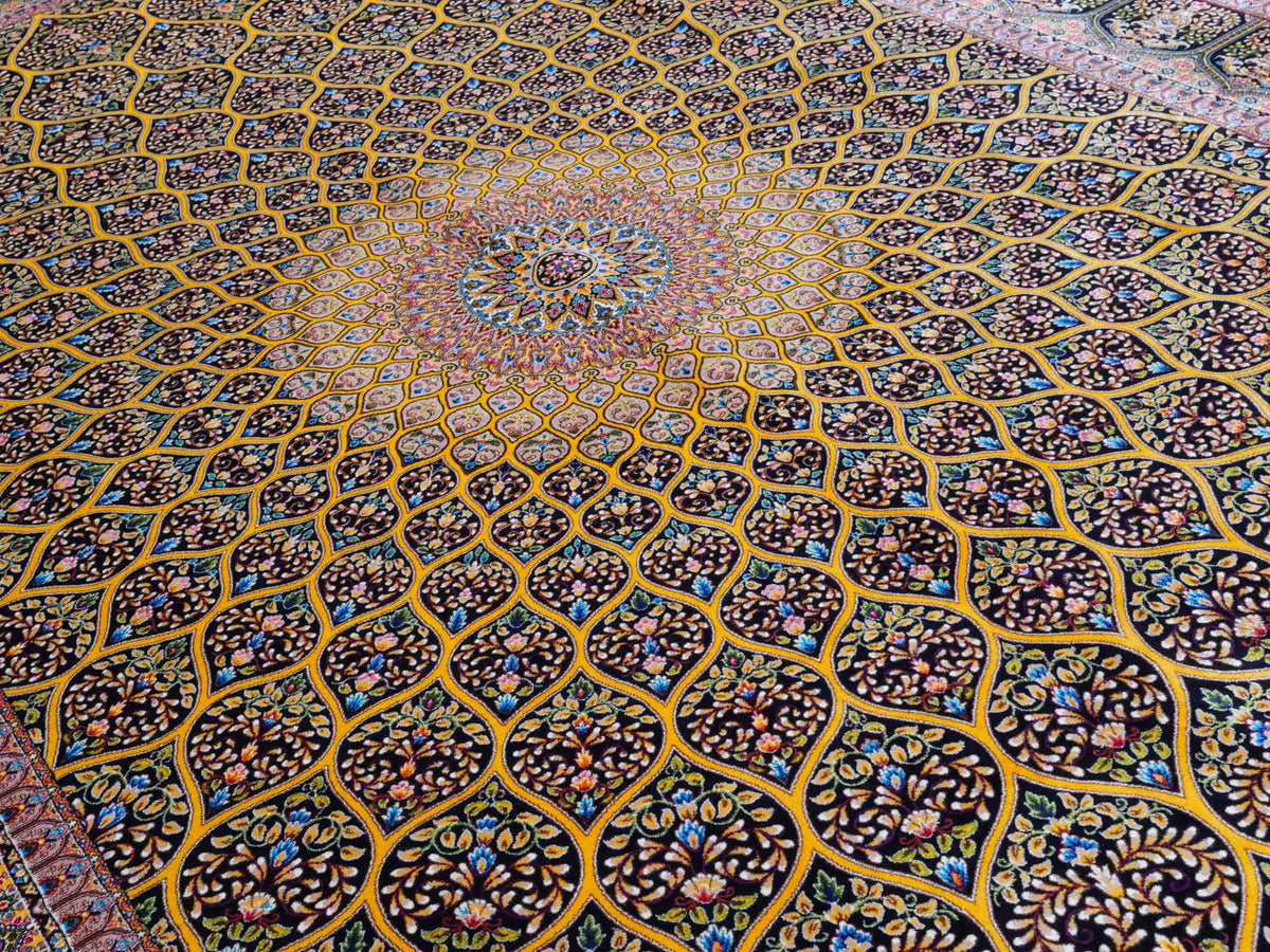 Ghom Maschinenteppich "Manuchehr" 225 x 150 cm, mit Medaillon, aus pflanzlicher Seide (Viskose), Schwarz/Gold. Teppichnummer: V56BG338H. Persian Luxury Collection by Khademi. Made in Iran / Persia – Vertrieb durch JUPITER Intl.