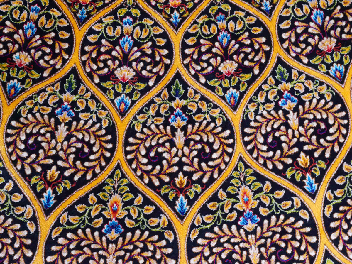 Ghom Maschinenteppich "Manuchehr" 225 x 150 cm, mit Medaillon, aus pflanzlicher Seide (Viskose), Schwarz/Gold. Teppichnummer: V56BG338H. Persian Luxury Collection by Khademi. Made in Iran / Persia – Vertrieb durch JUPITER Intl.