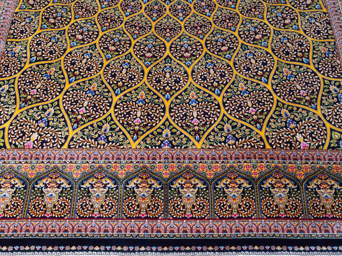 Ghom Maschinenteppich "Manuchehr" 225 x 150 cm, mit Medaillon, aus pflanzlicher Seide (Viskose), Schwarz/Gold. Teppichnummer: V56BG338H. Persian Luxury Collection by Khademi. Made in Iran / Persia – Vertrieb durch JUPITER Intl.