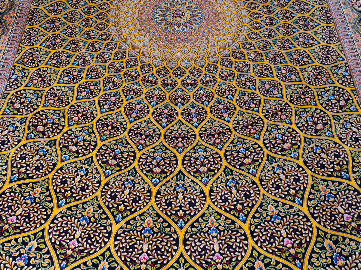 Ghom Maschinenteppich "Manuchehr" 225 x 150 cm, mit Medaillon, aus pflanzlicher Seide (Viskose), Schwarz/Gold. Teppichnummer: V56BG338H. Persian Luxury Collection by Khademi. Made in Iran / Persia – Vertrieb durch JUPITER Intl.