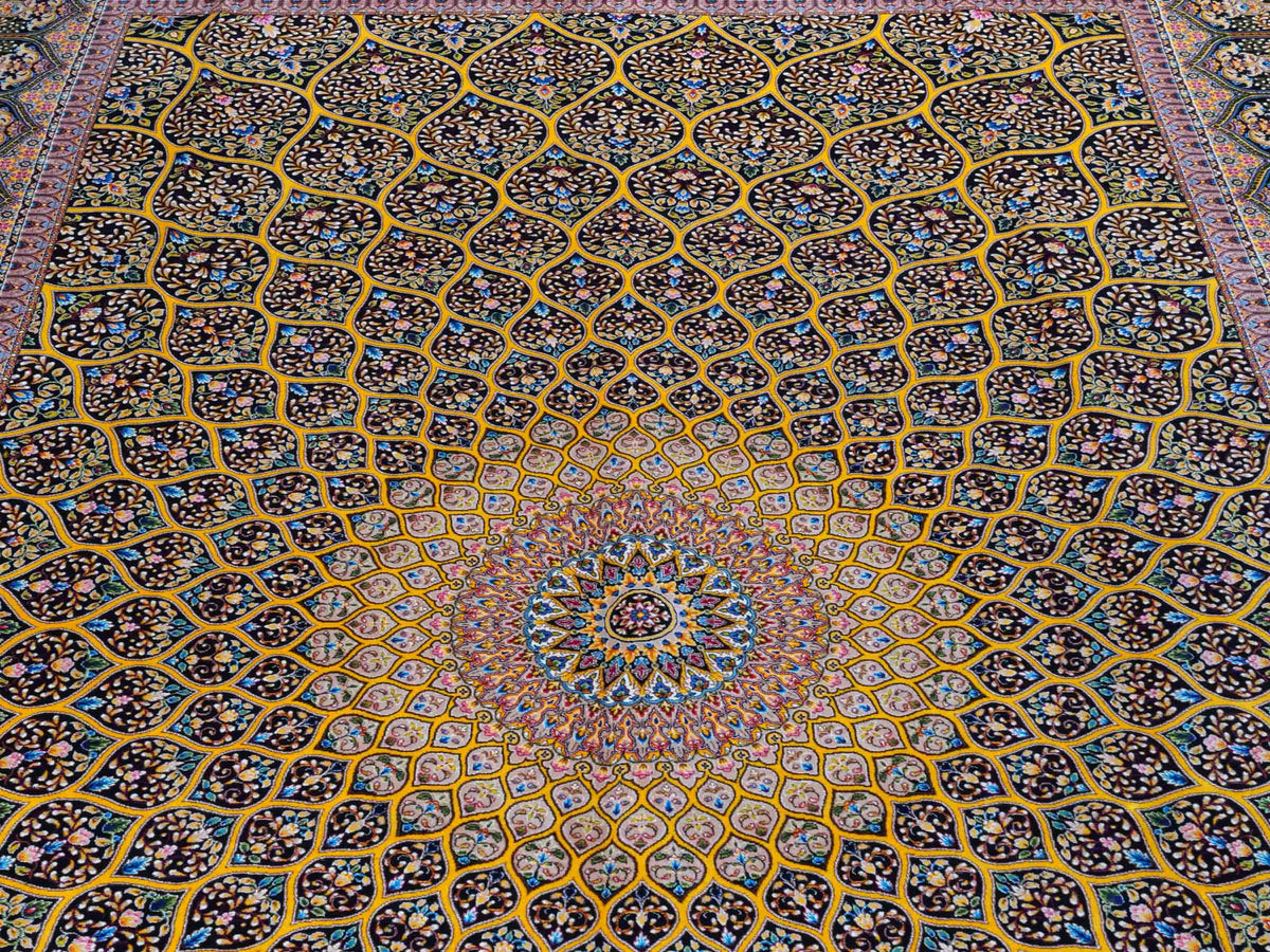 Ghom Maschinenteppich "Manuchehr" 225 x 150 cm, mit Medaillon, aus pflanzlicher Seide (Viskose), Schwarz/Gold. Teppichnummer: V56BG338H. Persian Luxury Collection by Khademi. Made in Iran / Persia – Vertrieb durch JUPITER Intl.