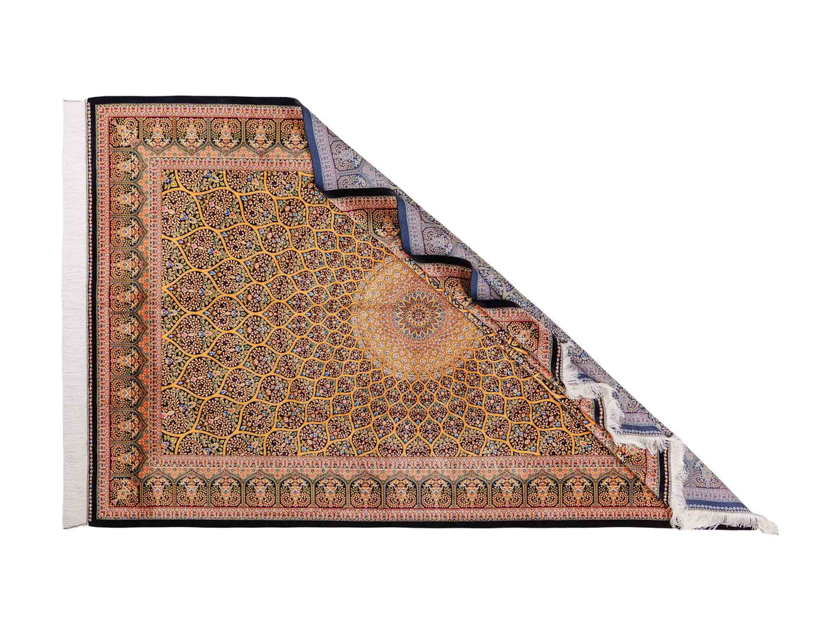 Ghom Maschinenteppich "Manuchehr" 225 x 150 cm, mit Medaillon, aus pflanzlicher Seide (Viskose), Schwarz/Gold. Teppichnummer: V56BG338H. Persian Luxury Collection by Khademi. Made in Iran / Persia – Vertrieb durch JUPITER Intl.
