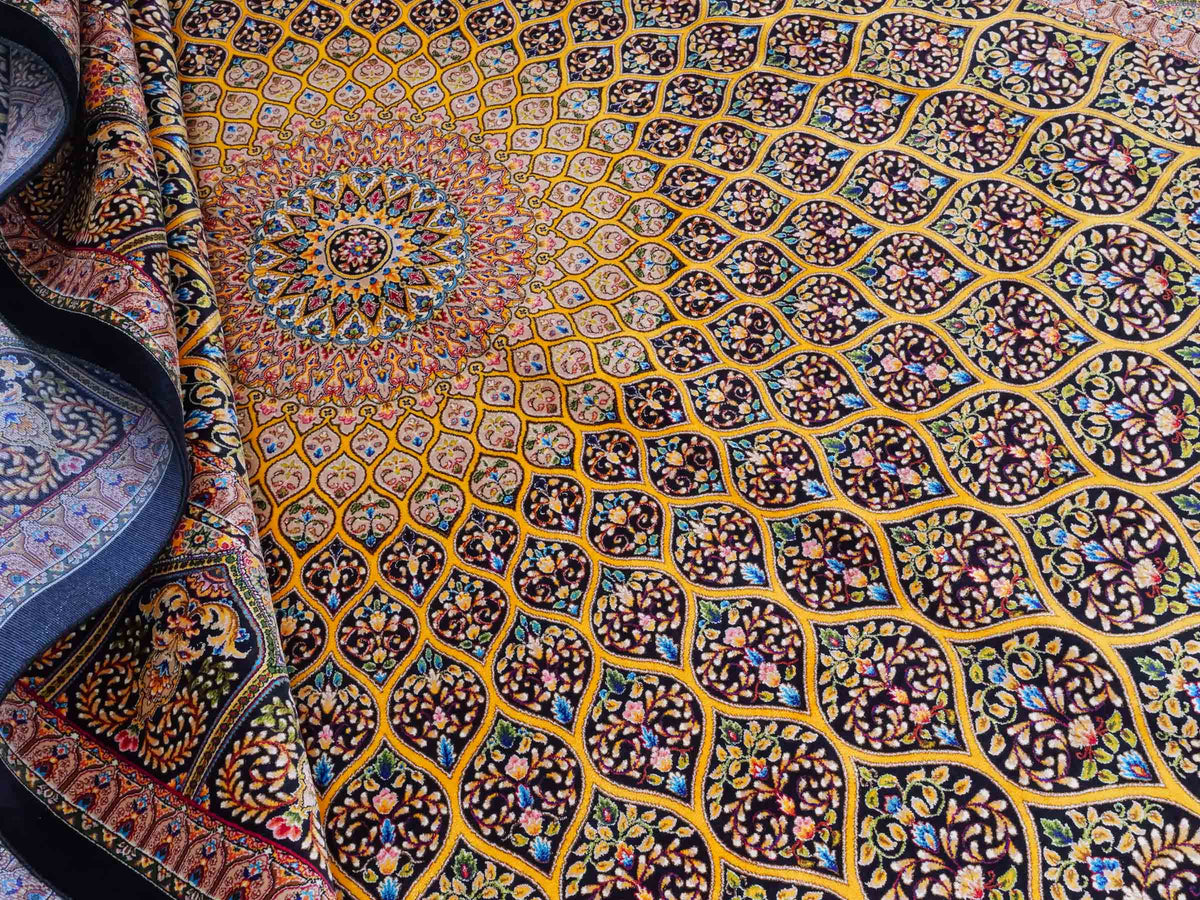 Ghom Maschinenteppich "Manuchehr" 225 x 150 cm, mit Medaillon, aus pflanzlicher Seide (Viskose), Schwarz/Gold. Teppichnummer: V56BG338H. Persian Luxury Collection by Khademi. Made in Iran / Persia – Vertrieb durch JUPITER Intl.