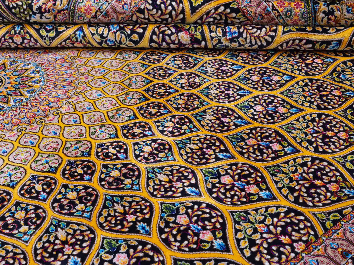 Ghom Maschinenteppich "Manuchehr" 225 x 150 cm, mit Medaillon, aus pflanzlicher Seide (Viskose), Schwarz/Gold. Teppichnummer: V56BG338H. Persian Luxury Collection by Khademi. Made in Iran / Persia – Vertrieb durch JUPITER Intl.