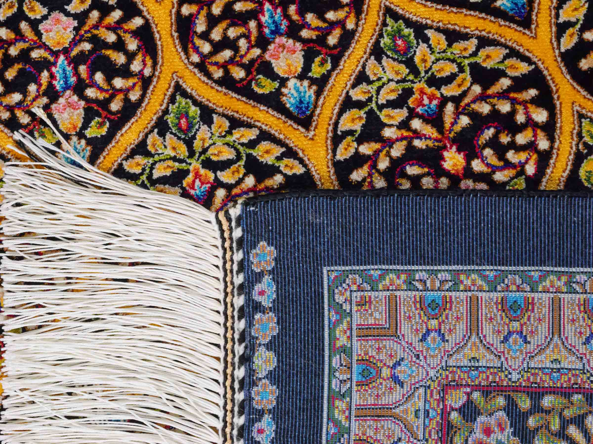 Ghom Maschinenteppich "Manuchehr" 225 x 150 cm, mit Medaillon, aus pflanzlicher Seide (Viskose), Schwarz/Gold. Teppichnummer: V56BG338H. Persian Luxury Collection by Khademi. Made in Iran / Persia – Vertrieb durch JUPITER Intl.