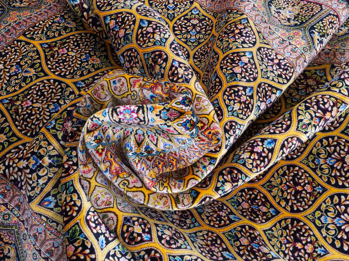 Ghom Maschinenteppich "Manuchehr" 225 x 150 cm, mit Medaillon, aus pflanzlicher Seide (Viskose), Schwarz/Gold. Teppichnummer: V56BG338H. Persian Luxury Collection by Khademi. Made in Iran / Persia – Vertrieb durch JUPITER Intl.