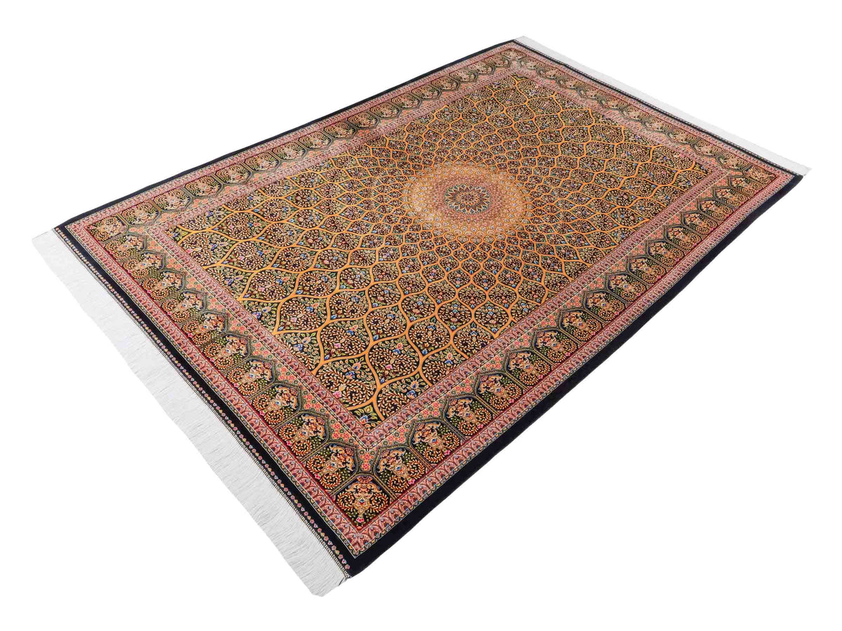 Ghom Maschinenteppich "Manuchehr" 225 x 150 cm, mit Medaillon, aus pflanzlicher Seide (Viskose), Schwarz/Gold. Teppichnummer: V56BG338H. Persian Luxury Collection by Khademi. Made in Iran / Persia – Vertrieb durch JUPITER Intl.