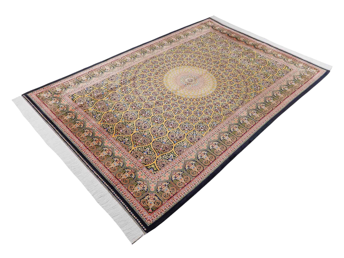 Ghom Maschinenteppich "Manuchehr" 225 x 150 cm, mit Medaillon, aus pflanzlicher Seide (Viskose), Schwarz/Gold. Teppichnummer: V56BG338H. Persian Luxury Collection by Khademi. Made in Iran / Persia – Vertrieb durch JUPITER Intl.