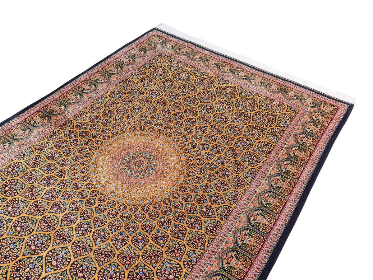 Ghom Maschinenteppich "Manuchehr" 225 x 150 cm, mit Medaillon, aus pflanzlicher Seide (Viskose), Schwarz/Gold. Teppichnummer: V56BG338H. Persian Luxury Collection by Khademi. Made in Iran / Persia – Vertrieb durch JUPITER Intl.