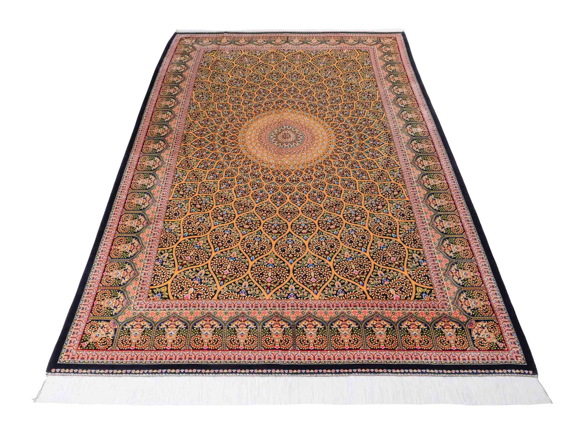 Ghom Maschinenteppich "Manuchehr" 225 x 150 cm, mit Medaillon, aus pflanzlicher Seide (Viskose), Schwarz/Gold. Teppichnummer: V56BG338H. Persian Luxury Collection by Khademi. Made in Iran / Persia – Vertrieb durch JUPITER Intl.