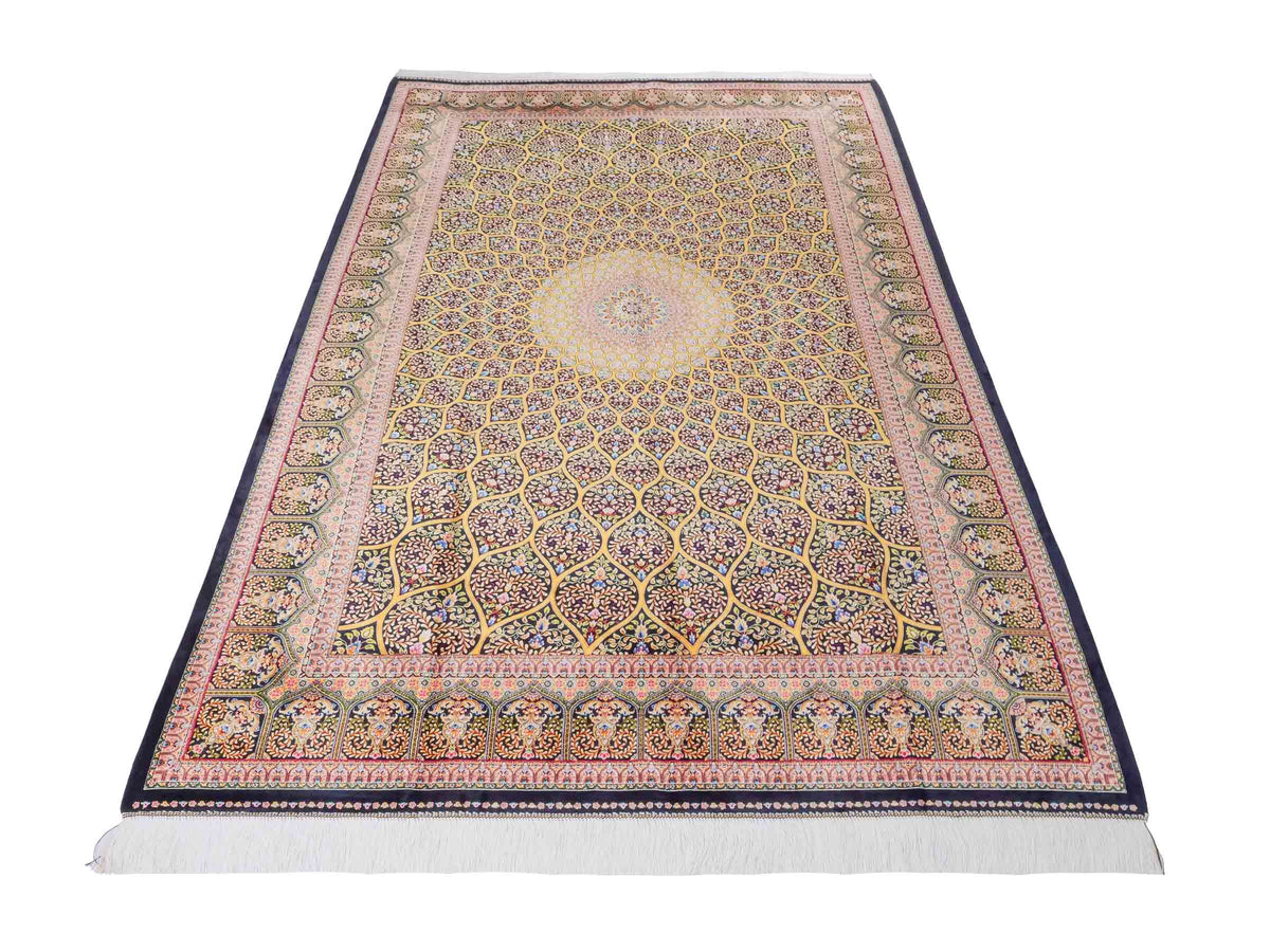 Ghom Maschinenteppich "Manuchehr" 225 x 150 cm, mit Medaillon, aus pflanzlicher Seide (Viskose), Schwarz/Gold. Teppichnummer: V56BG338H. Persian Luxury Collection by Khademi. Made in Iran / Persia – Vertrieb durch JUPITER Intl.