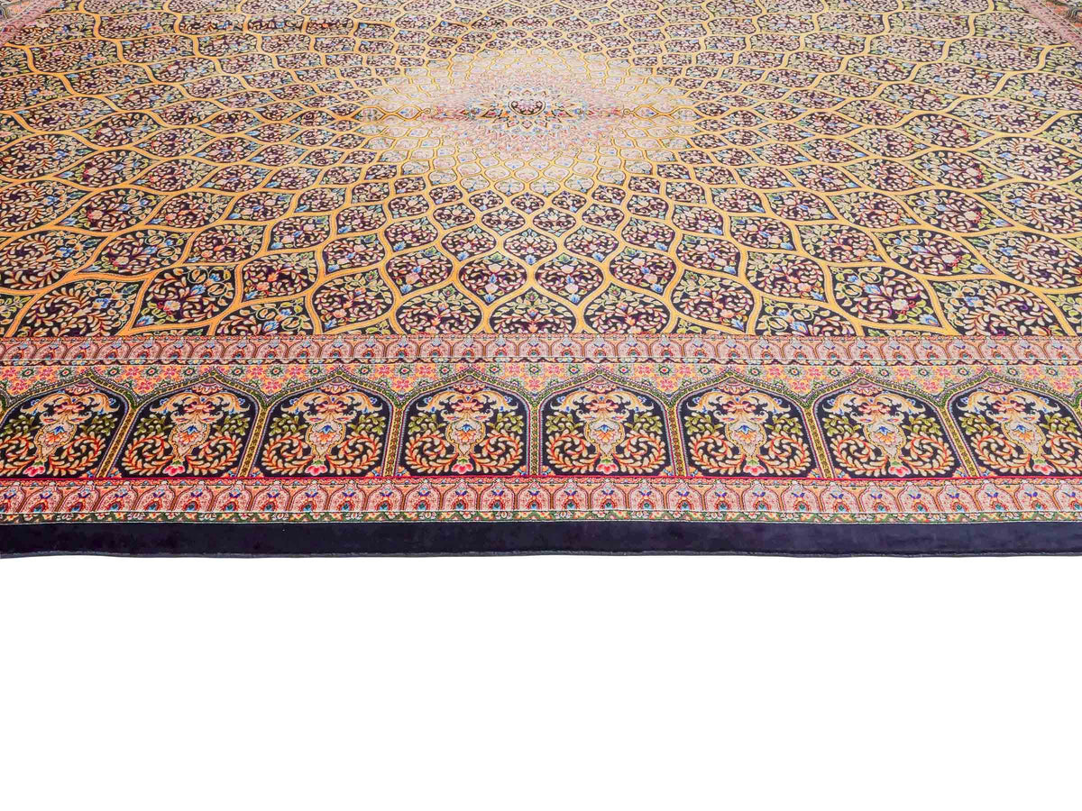 Ghom Maschinenteppich "Manuchehr" 225 x 150 cm, mit Medaillon, aus pflanzlicher Seide (Viskose), Schwarz/Gold. Teppichnummer: V56BG338H. Persian Luxury Collection by Khademi. Made in Iran / Persia – Vertrieb durch JUPITER Intl.