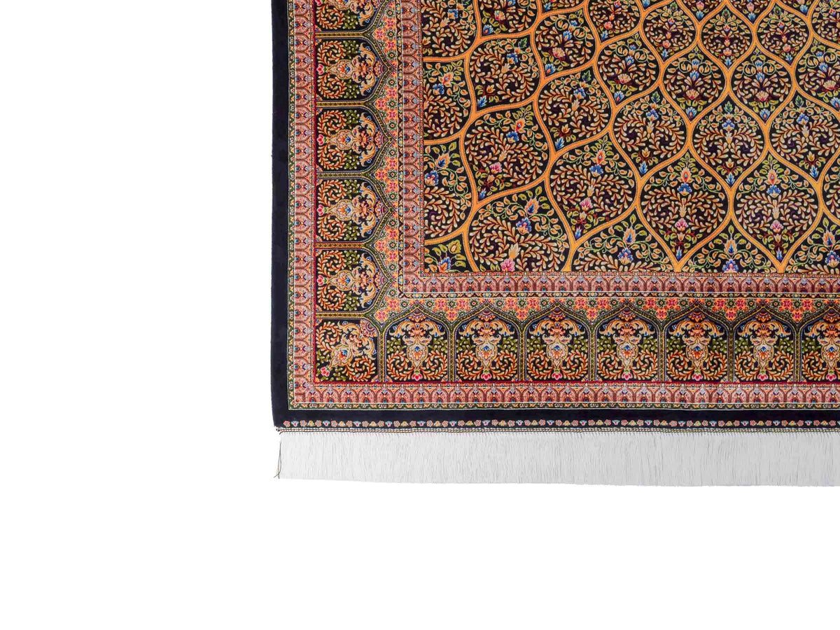 Ghom Maschinenteppich "Manuchehr" 225 x 150 cm, mit Medaillon, aus pflanzlicher Seide (Viskose), Schwarz/Gold. Teppichnummer: V56BG338H. Persian Luxury Collection by Khademi. Made in Iran / Persia – Vertrieb durch JUPITER Intl.
