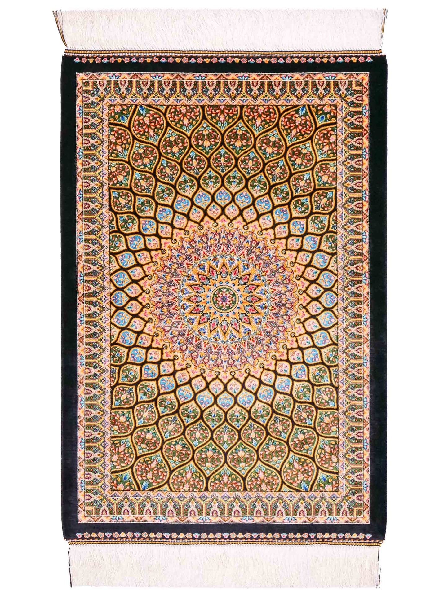Ghom Maschinenteppich "Manuchehr" 90 x 60 cm aus pflanzlicher Seide (Viskose) mit Gumbad-Medaillon, Schwarz. Teppichnummer: V56BK054H. Persian Luxury Collection by Khademi. Made in Iran / Persia – Vertrieb durch JUPITER Intl.