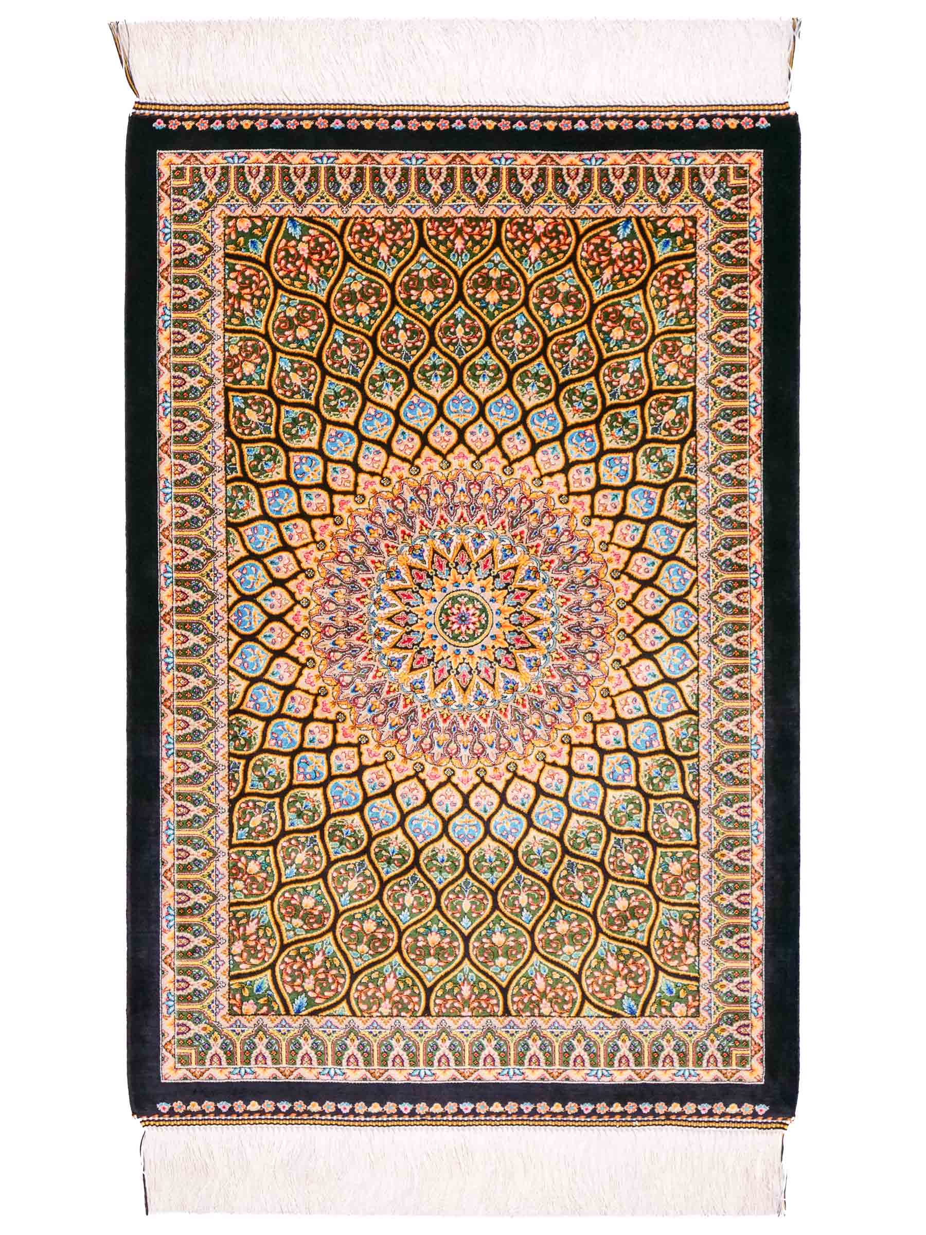 Ghom Maschinenteppich "Manuchehr" 90 x 60 cm aus pflanzlicher Seide (Viskose) mit Gumbad-Medaillon, Schwarz. Teppichnummer: V56BK054H. Persian Luxury Collection by Khademi. Made in Iran / Persia – Vertrieb durch JUPITER Intl.