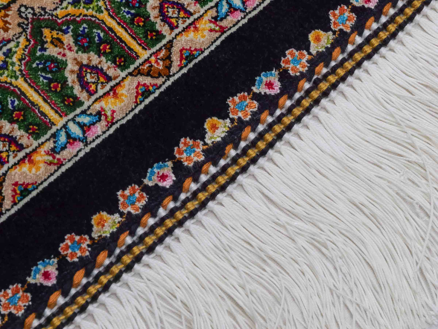 Ghom Maschinenteppich "Manuchehr" 90 x 60 cm aus pflanzlicher Seide (Viskose) mit Gumbad-Medaillon, Schwarz. Teppichnummer: V56BK054H. Persian Luxury Collection by Khademi. Made in Iran / Persia – Vertrieb durch JUPITER Intl.