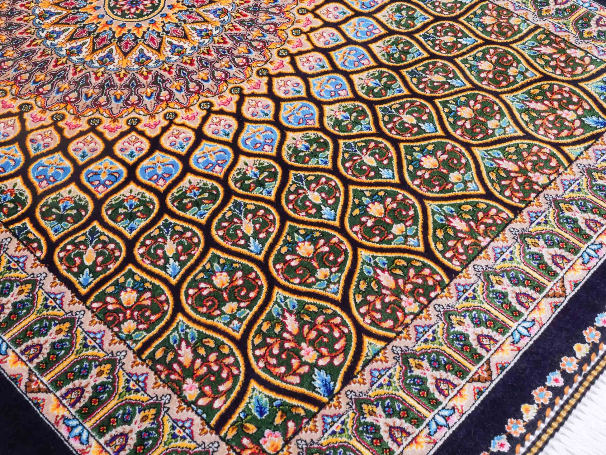 Ghom Maschinenteppich "Manuchehr" 90 x 60 cm aus pflanzlicher Seide (Viskose) mit Gumbad-Medaillon, Schwarz. Teppichnummer: V56BK054H. Persian Luxury Collection by Khademi. Made in Iran / Persia – Vertrieb durch JUPITER Intl.