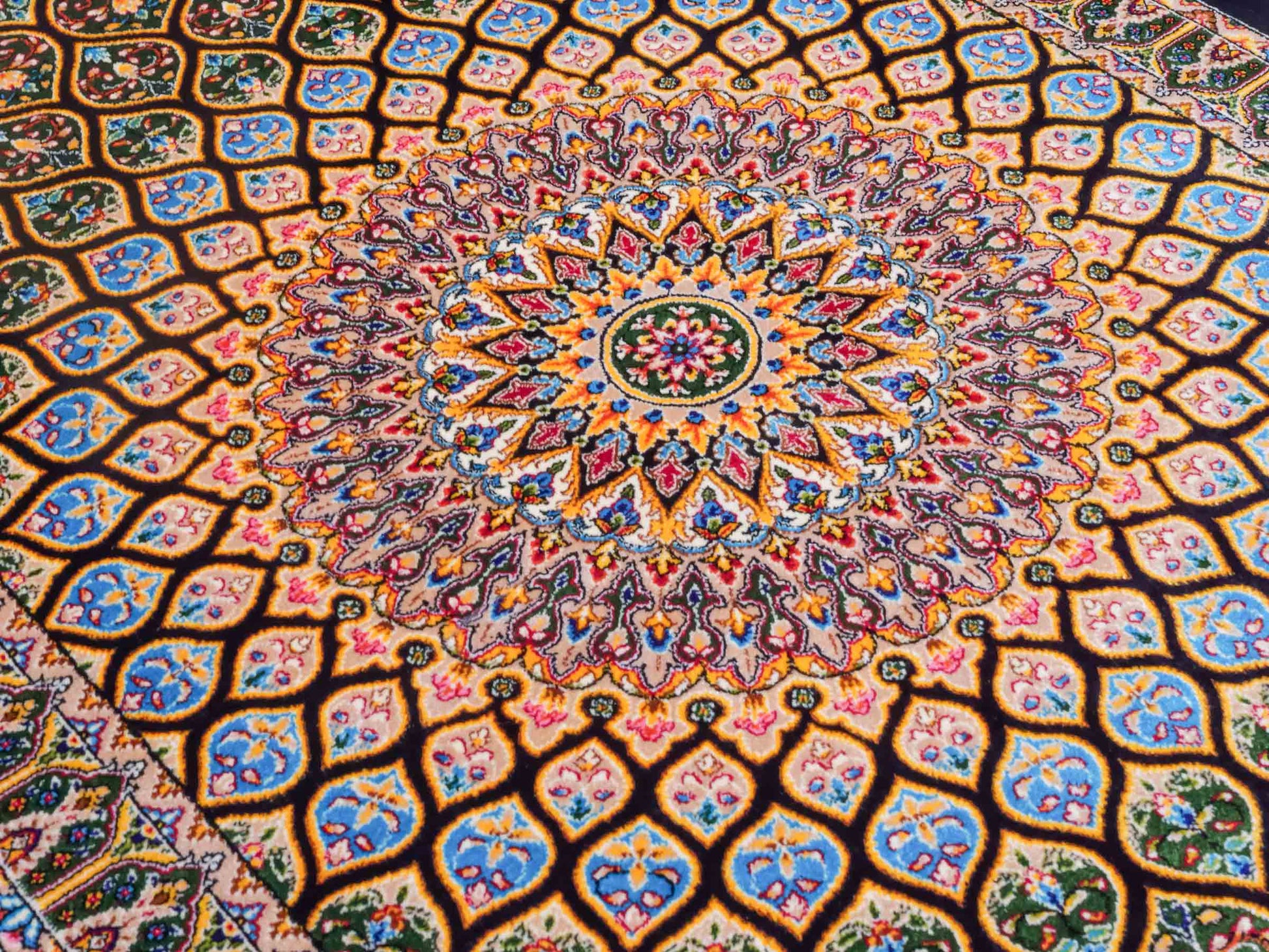 Ghom Maschinenteppich "Manuchehr" 90 x 60 cm aus pflanzlicher Seide (Viskose) mit Gumbad-Medaillon, Schwarz. Teppichnummer: V56BK054H. Persian Luxury Collection by Khademi. Made in Iran / Persia – Vertrieb durch JUPITER Intl.