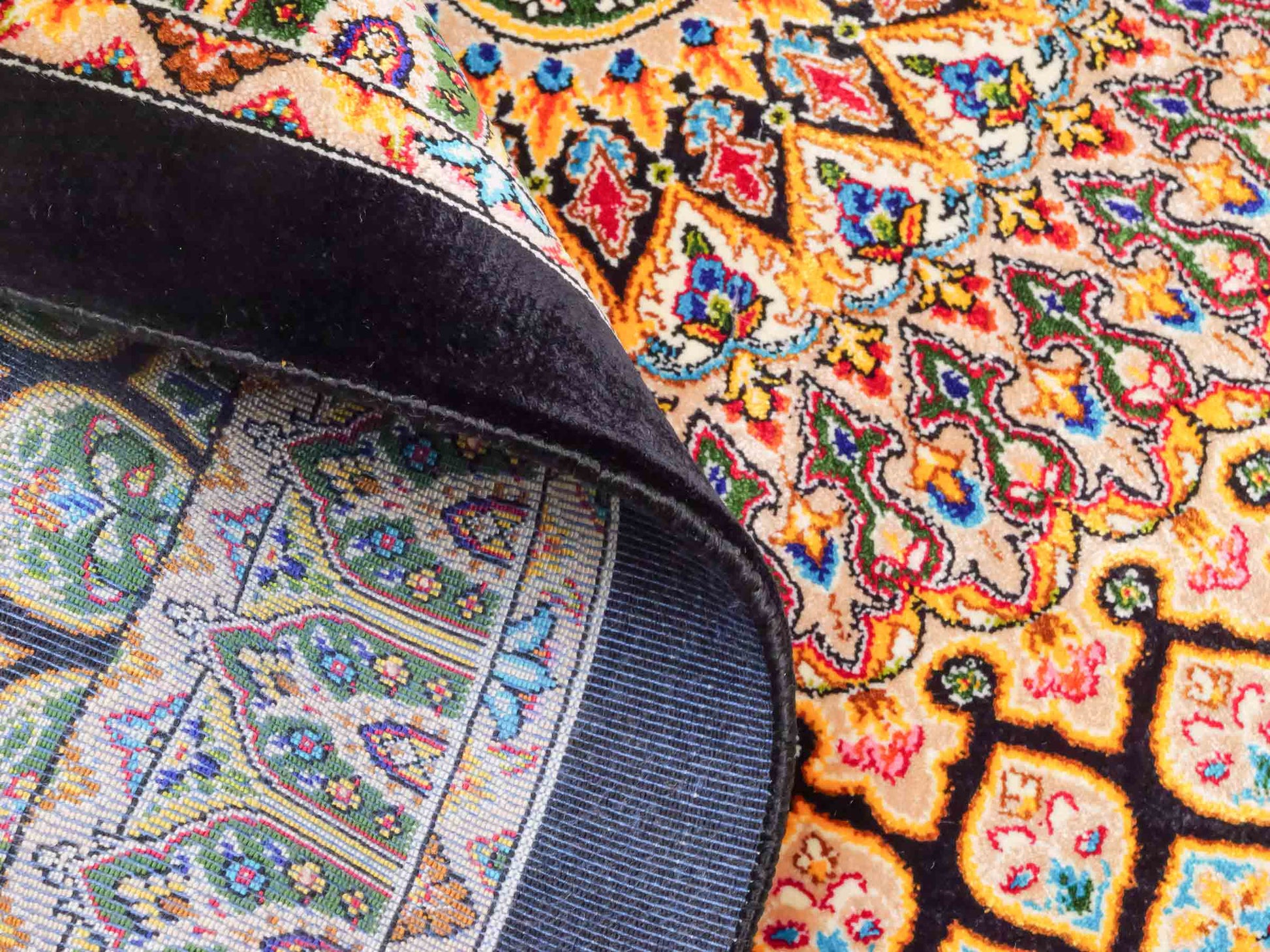 Ghom Maschinenteppich "Manuchehr" 90 x 60 cm aus pflanzlicher Seide (Viskose) mit Gumbad-Medaillon, Schwarz. Teppichnummer: V56BK054H. Persian Luxury Collection by Khademi. Made in Iran / Persia – Vertrieb durch JUPITER Intl.
