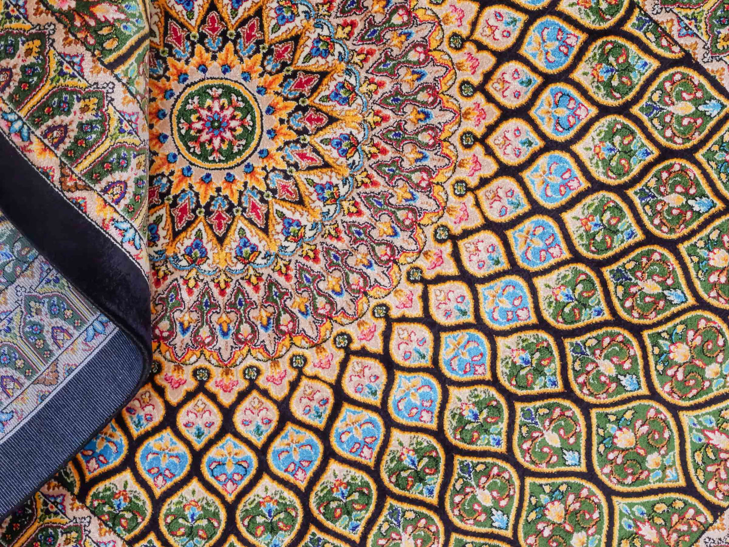 Ghom Maschinenteppich "Manuchehr" 90 x 60 cm aus pflanzlicher Seide (Viskose) mit Gumbad-Medaillon, Schwarz. Teppichnummer: V56BK054H. Persian Luxury Collection by Khademi. Made in Iran / Persia – Vertrieb durch JUPITER Intl.