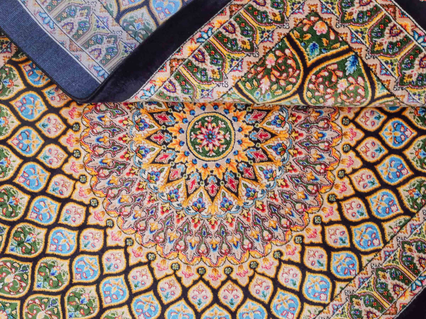 Ghom Maschinenteppich "Manuchehr" 90 x 60 cm aus pflanzlicher Seide (Viskose) mit Gumbad-Medaillon, Schwarz. Teppichnummer: V56BK054H. Persian Luxury Collection by Khademi. Made in Iran / Persia – Vertrieb durch JUPITER Intl.