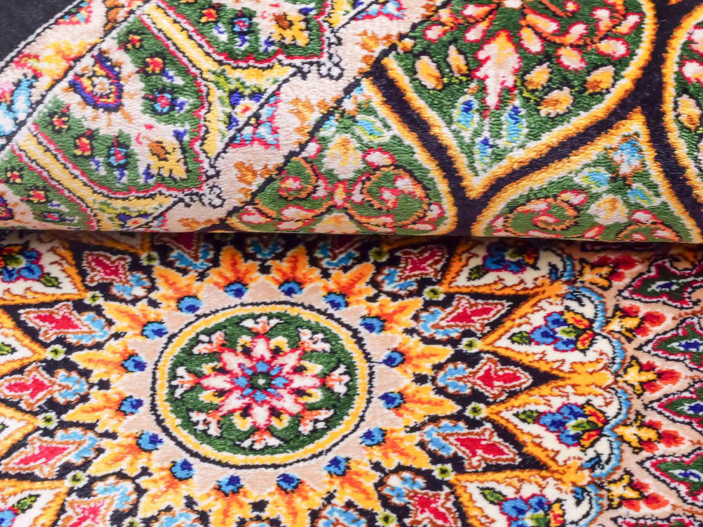 Ghom Maschinenteppich "Manuchehr" 90 x 60 cm aus pflanzlicher Seide (Viskose) mit Gumbad-Medaillon, Schwarz. Teppichnummer: V56BK054H. Persian Luxury Collection by Khademi. Made in Iran / Persia – Vertrieb durch JUPITER Intl.