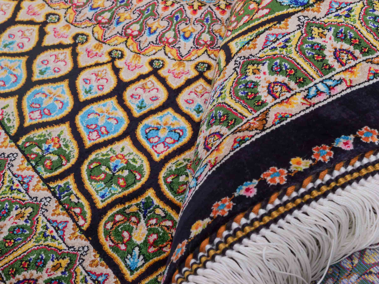 Ghom Maschinenteppich "Manuchehr" 90 x 60 cm aus pflanzlicher Seide (Viskose) mit Gumbad-Medaillon, Schwarz. Teppichnummer: V56BK054H. Persian Luxury Collection by Khademi. Made in Iran / Persia – Vertrieb durch JUPITER Intl.