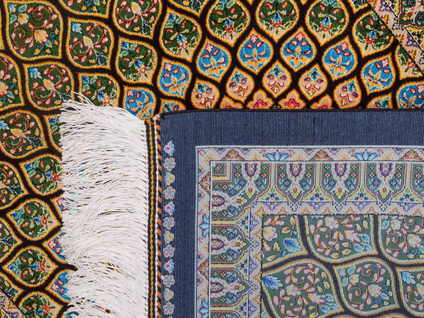 Ghom Maschinenteppich "Manuchehr" 90 x 60 cm aus pflanzlicher Seide (Viskose) mit Gumbad-Medaillon, Schwarz. Teppichnummer: V56BK054H. Persian Luxury Collection by Khademi. Made in Iran / Persia – Vertrieb durch JUPITER Intl.