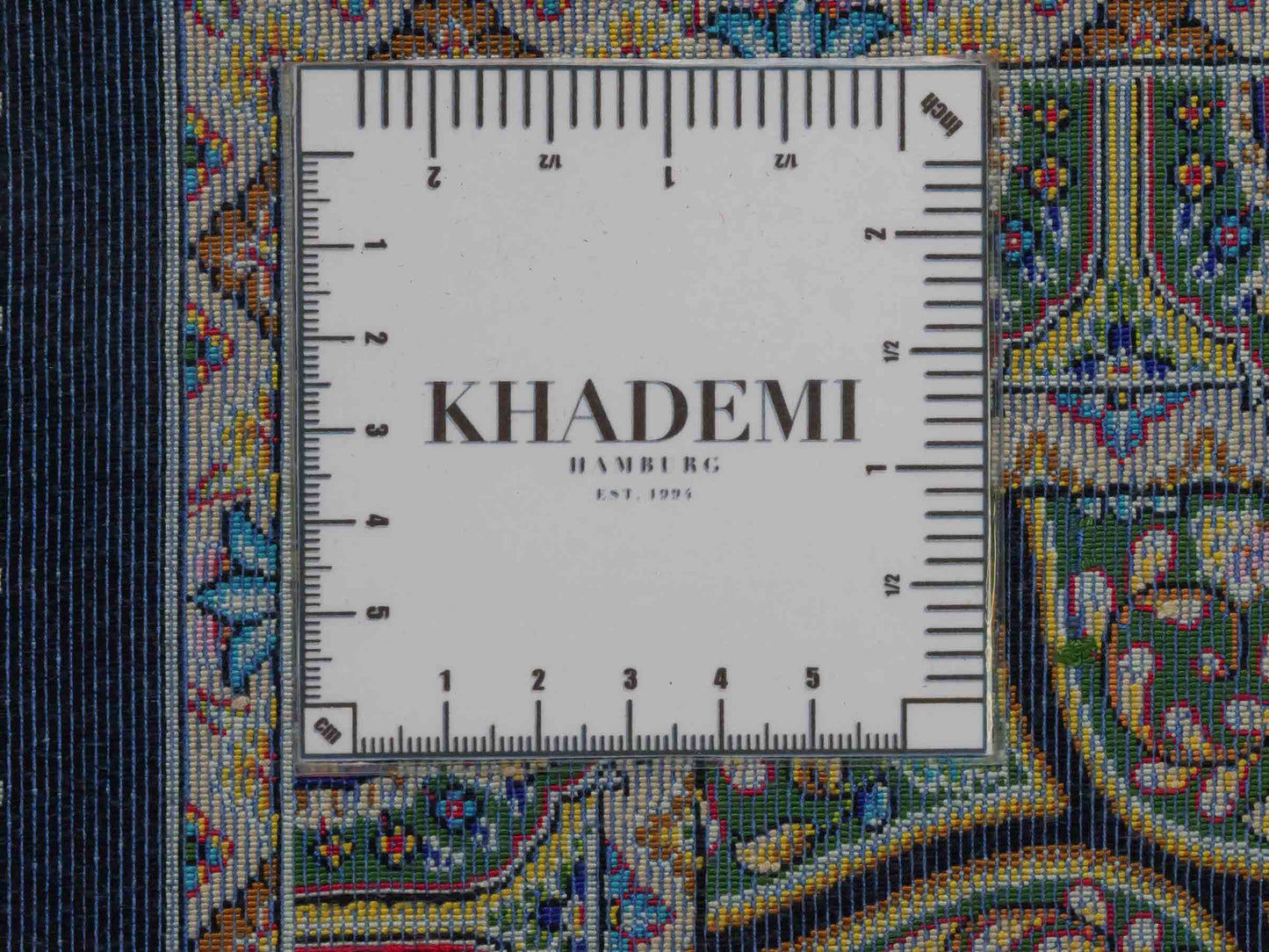Ghom Maschinenteppich "Manuchehr" 90 x 60 cm aus pflanzlicher Seide (Viskose) mit Gumbad-Medaillon, Schwarz. Teppichnummer: V56BK054H. Persian Luxury Collection by Khademi. Made in Iran / Persia – Vertrieb durch JUPITER Intl.