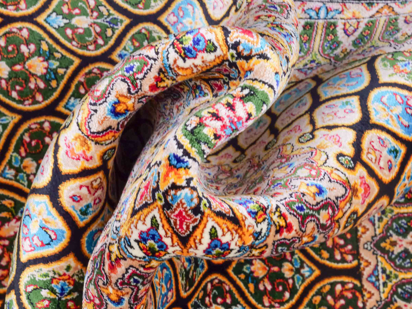 Ghom Maschinenteppich "Manuchehr" 90 x 60 cm aus pflanzlicher Seide (Viskose) mit Gumbad-Medaillon, Schwarz. Teppichnummer: V56BK054H. Persian Luxury Collection by Khademi. Made in Iran / Persia – Vertrieb durch JUPITER Intl.