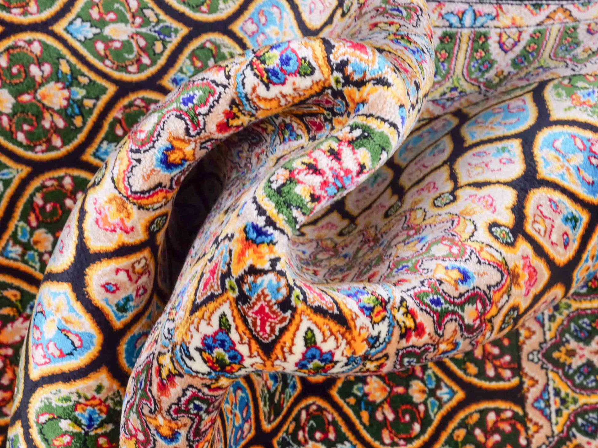 Ghom Maschinenteppich "Manuchehr" 90 x 60 cm aus pflanzlicher Seide (Viskose) mit Gumbad-Medaillon, Schwarz. Teppichnummer: V56BK054H. Persian Luxury Collection by Khademi. Made in Iran / Persia – Vertrieb durch JUPITER Intl.