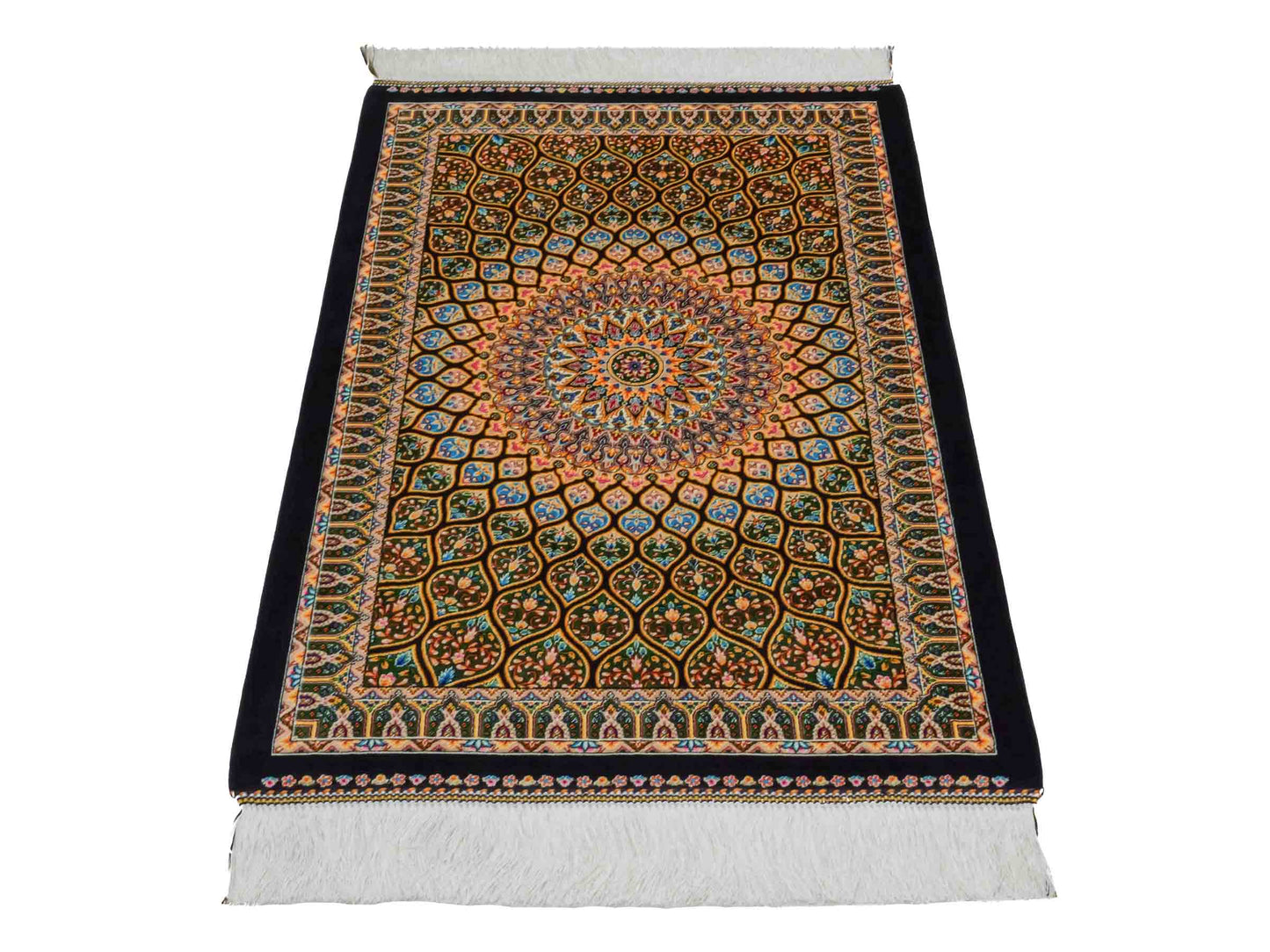 Ghom Maschinenteppich "Manuchehr" 90 x 60 cm aus pflanzlicher Seide (Viskose) mit Gumbad-Medaillon, Schwarz. Teppichnummer: V56BK054H. Persian Luxury Collection by Khademi. Made in Iran / Persia – Vertrieb durch JUPITER Intl.