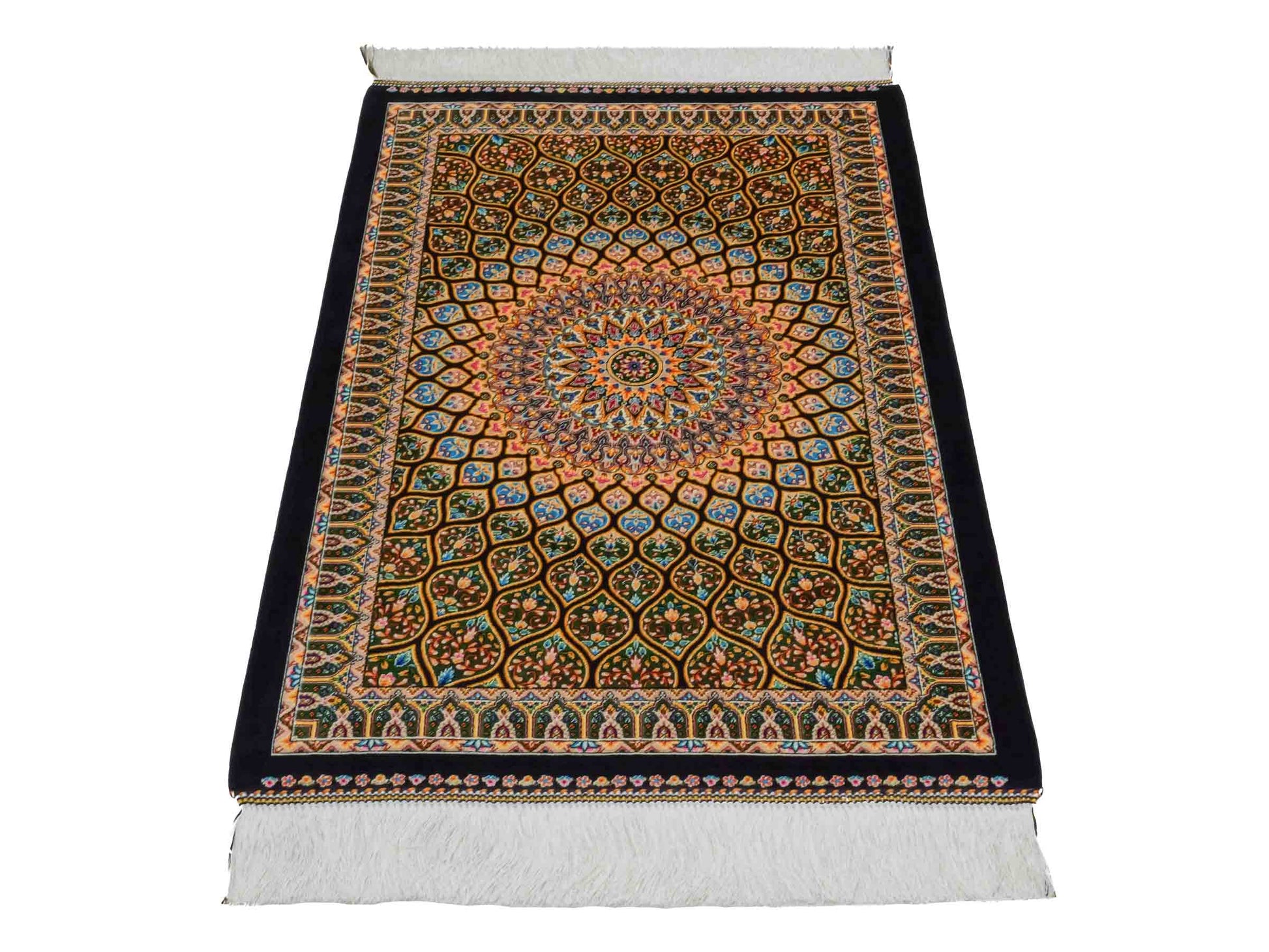Ghom Maschinenteppich "Manuchehr" 90 x 60 cm aus pflanzlicher Seide (Viskose) mit Gumbad-Medaillon, Schwarz. Teppichnummer: V56BK054H. Persian Luxury Collection by Khademi. Made in Iran / Persia – Vertrieb durch JUPITER Intl.