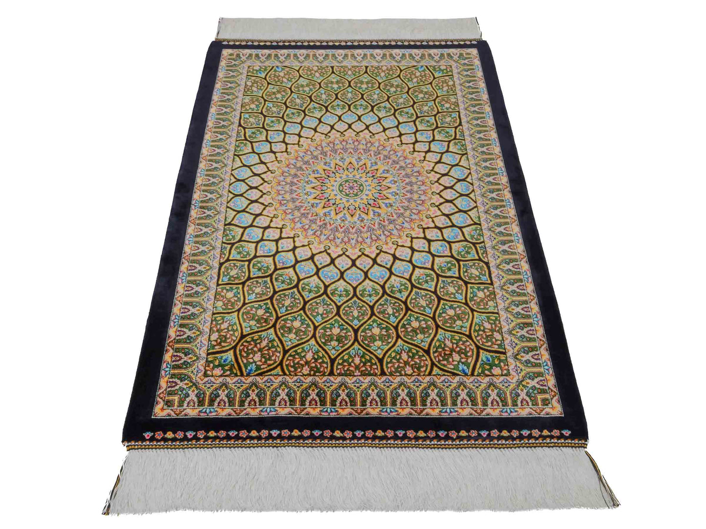Ghom Maschinenteppich "Manuchehr" 90 x 60 cm aus pflanzlicher Seide (Viskose) mit Gumbad-Medaillon, Schwarz. Teppichnummer: V56BK054H. Persian Luxury Collection by Khademi. Made in Iran / Persia – Vertrieb durch JUPITER Intl.