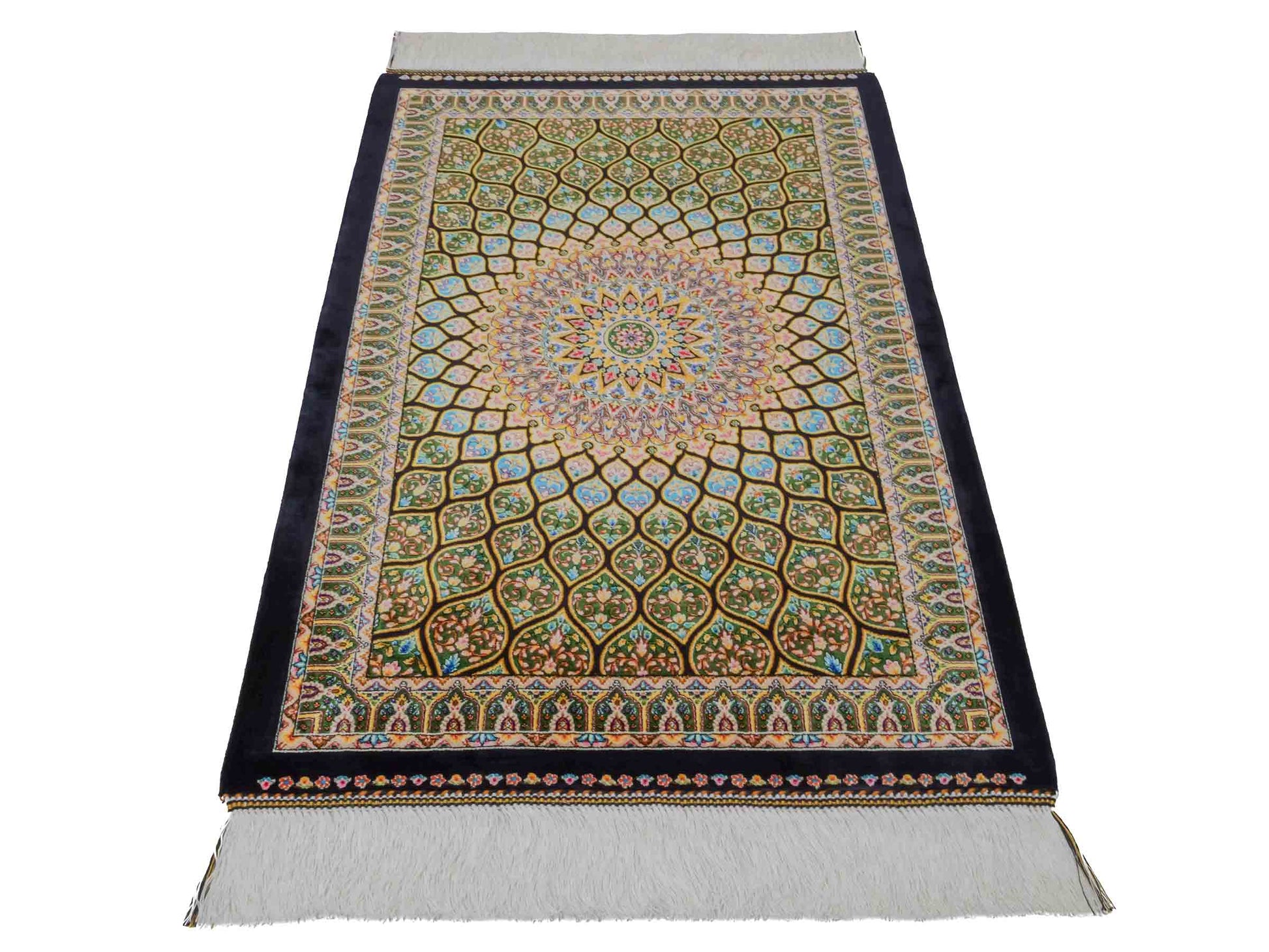 Ghom Maschinenteppich "Manuchehr" 90 x 60 cm aus pflanzlicher Seide (Viskose) mit Gumbad-Medaillon, Schwarz. Teppichnummer: V56BK054H. Persian Luxury Collection by Khademi. Made in Iran / Persia – Vertrieb durch JUPITER Intl.
