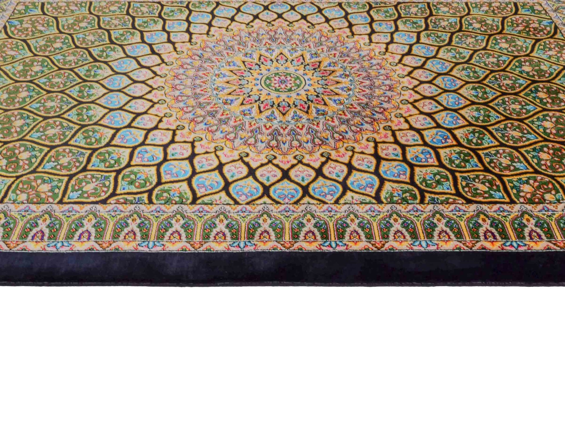 Ghom Maschinenteppich "Manuchehr" 90 x 60 cm aus pflanzlicher Seide (Viskose) mit Gumbad-Medaillon, Schwarz. Teppichnummer: V56BK054H. Persian Luxury Collection by Khademi. Made in Iran / Persia – Vertrieb durch JUPITER Intl.