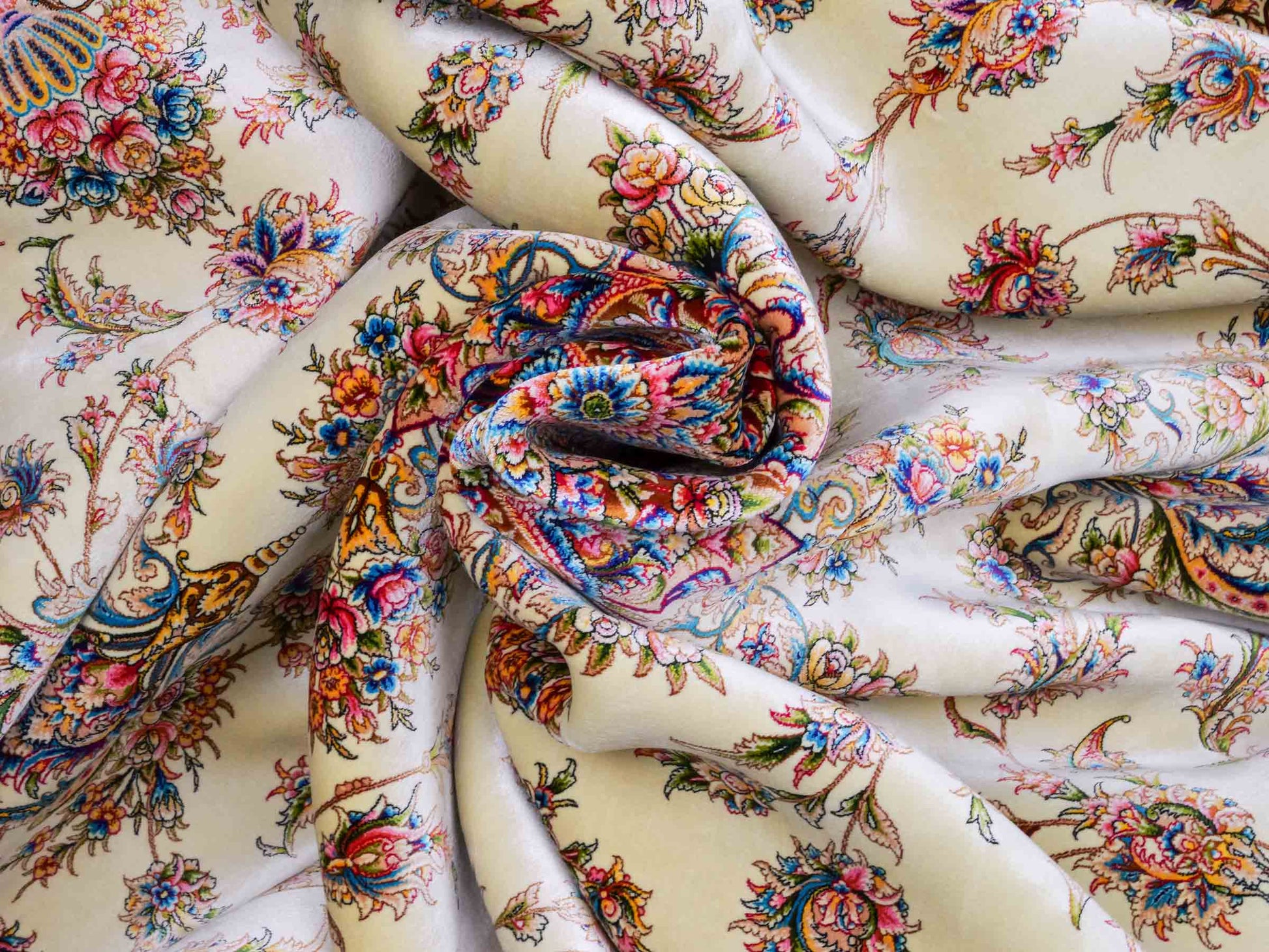 Ghom Maschinenteppich "Mehr" 300 x 200 cm aus pflanzlicher Seide (Viskose) mit Medaillon, Cremeweiß, Beige. Teppichnummer: V61CR600H. Persian Luxury Collection by Khademi. Made in Iran / Persia – Vertrieb durch JUPITER Intl.