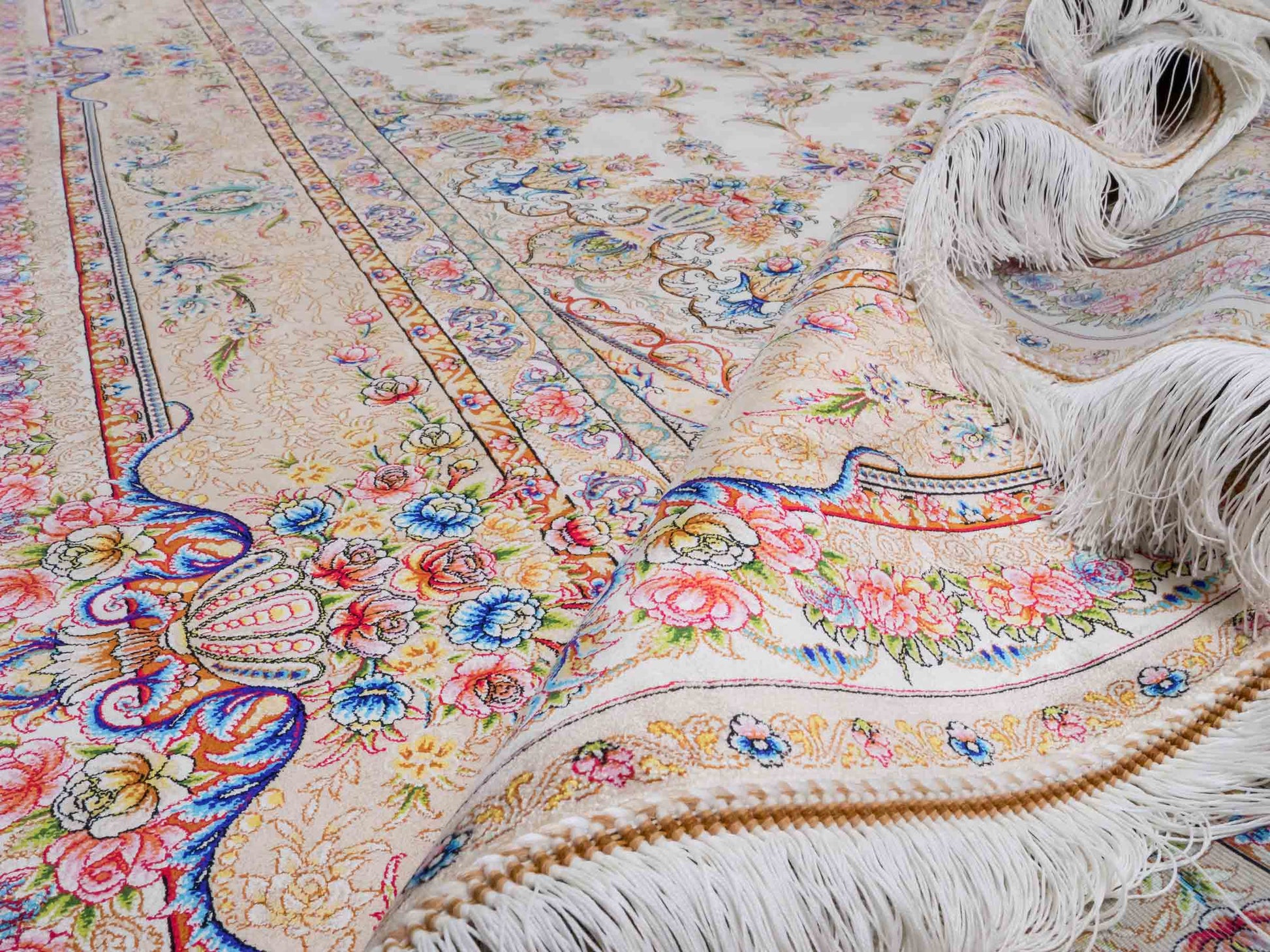 Ghom Maschinenteppich "Mehr" 300 x 200 cm aus pflanzlicher Seide (Viskose) mit Medaillon, Cremeweiß, Beige. Teppichnummer: V61CR600H. Persian Luxury Collection by Khademi. Made in Iran / Persia – Vertrieb durch JUPITER Intl.