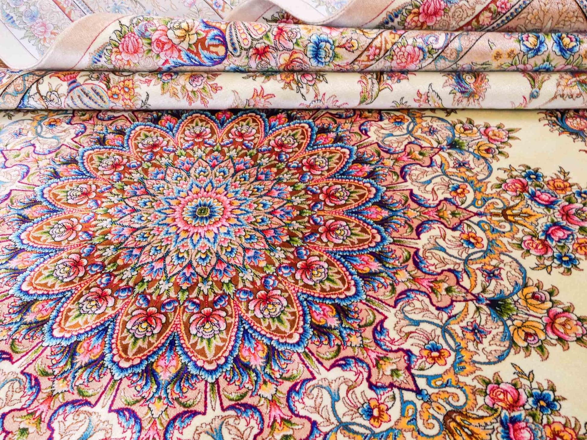 Ghom Maschinenteppich "Mehr" 300 x 200 cm aus pflanzlicher Seide (Viskose) mit Medaillon, Cremeweiß, Beige. Teppichnummer: V61CR600H. Persian Luxury Collection by Khademi. Made in Iran / Persia – Vertrieb durch JUPITER Intl.